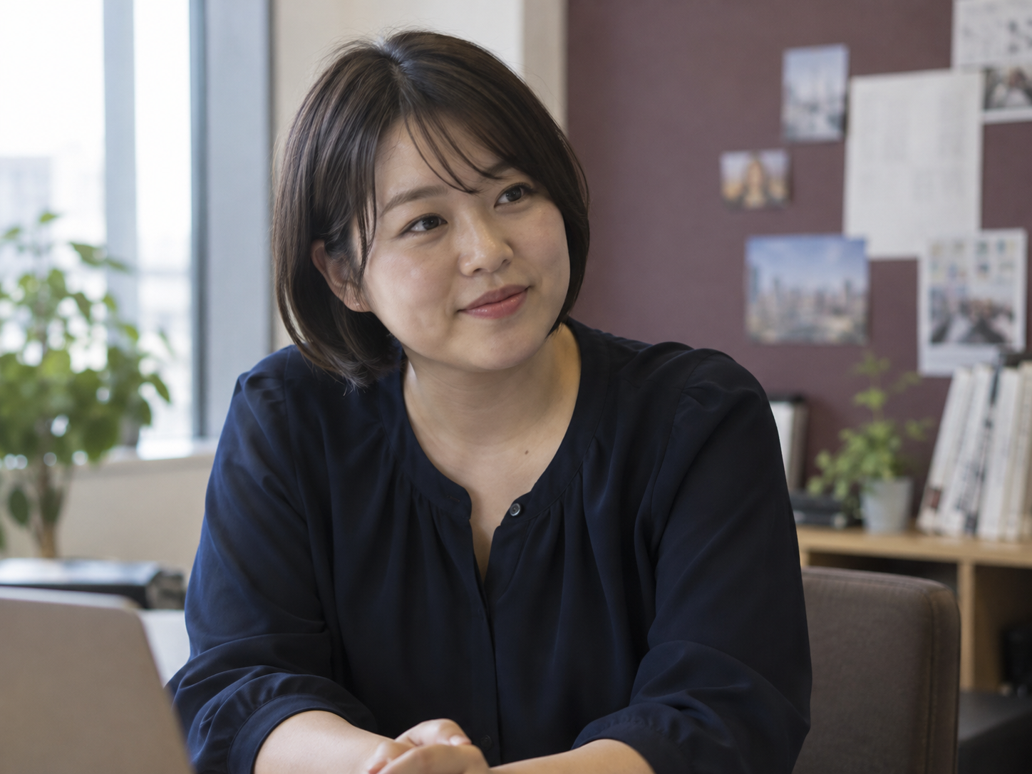 オフィスで穏やかに話す女性のイメージ